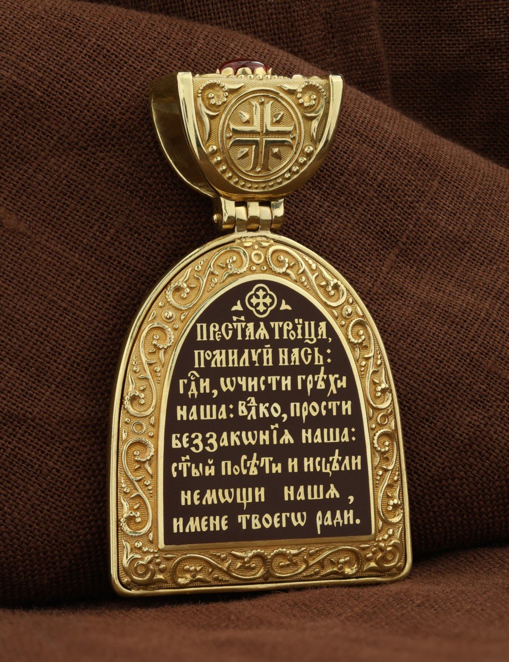 Образок из лимонного золота c эмалью, рубином и бивнем мамонта