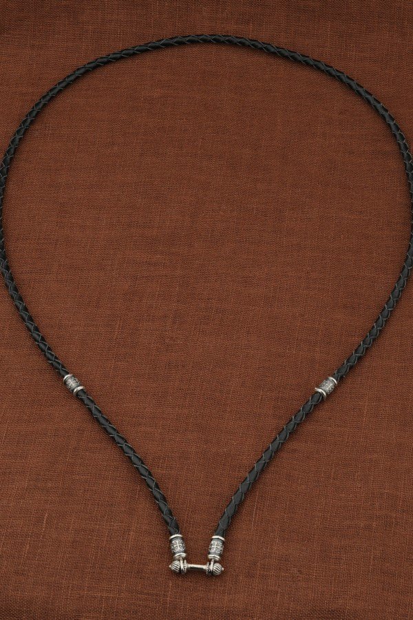Гайтан из белого золота c кожаным шнурком