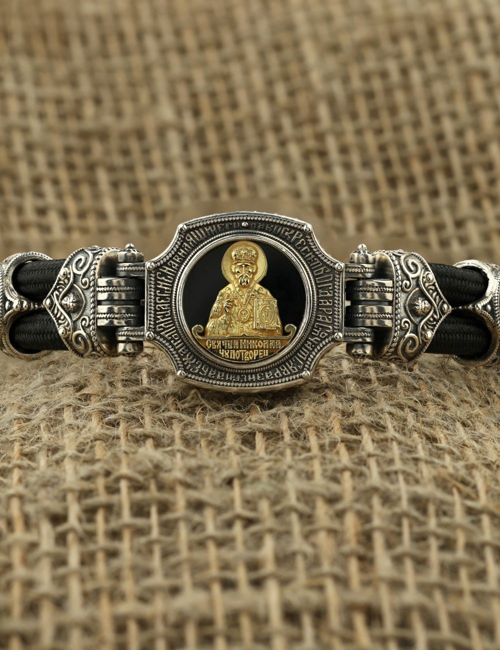 Браслет из серебра и золота c ониксом и шёлковым шнурком