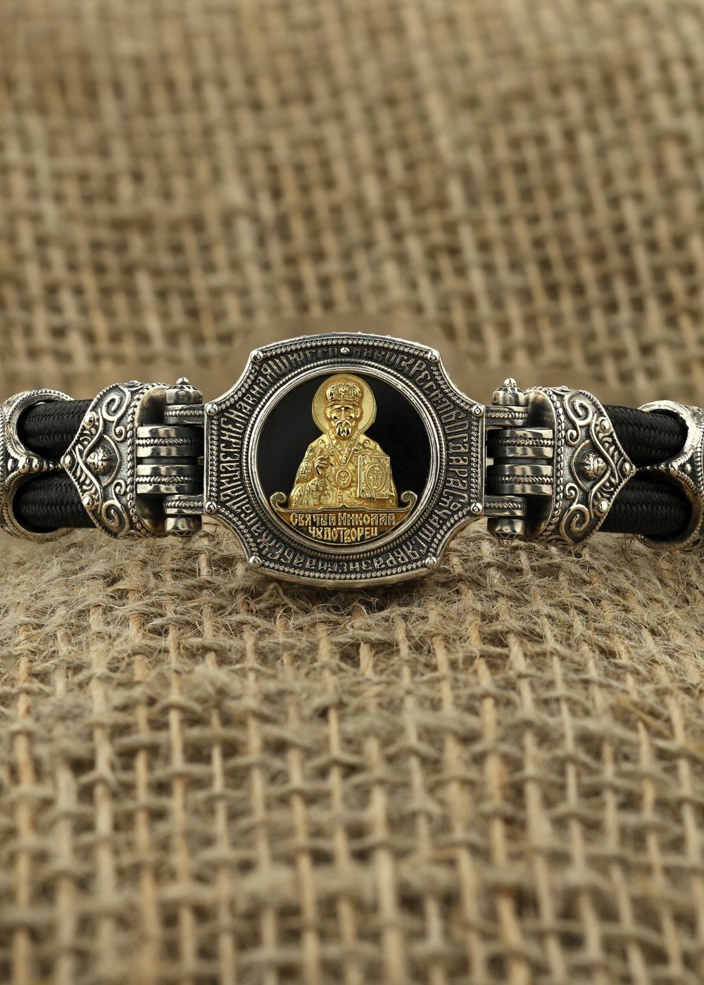 Браслет из серебра 925 пробы и золота 750 пробы c ониксом и шёлковым шнурком