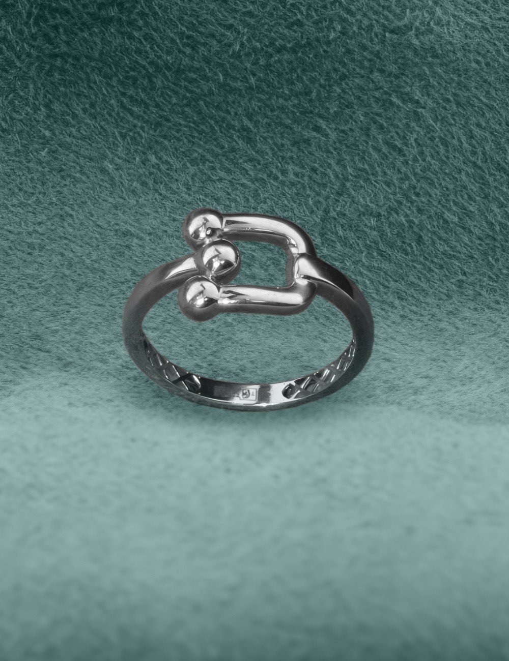 Кольцо из белого золота