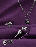 Кольцо из белого золота c бриллиантами и ониксом