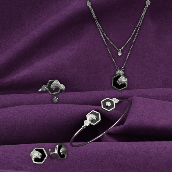 Кольцо из белого золота 585 пробы c бриллиантами и ониксом