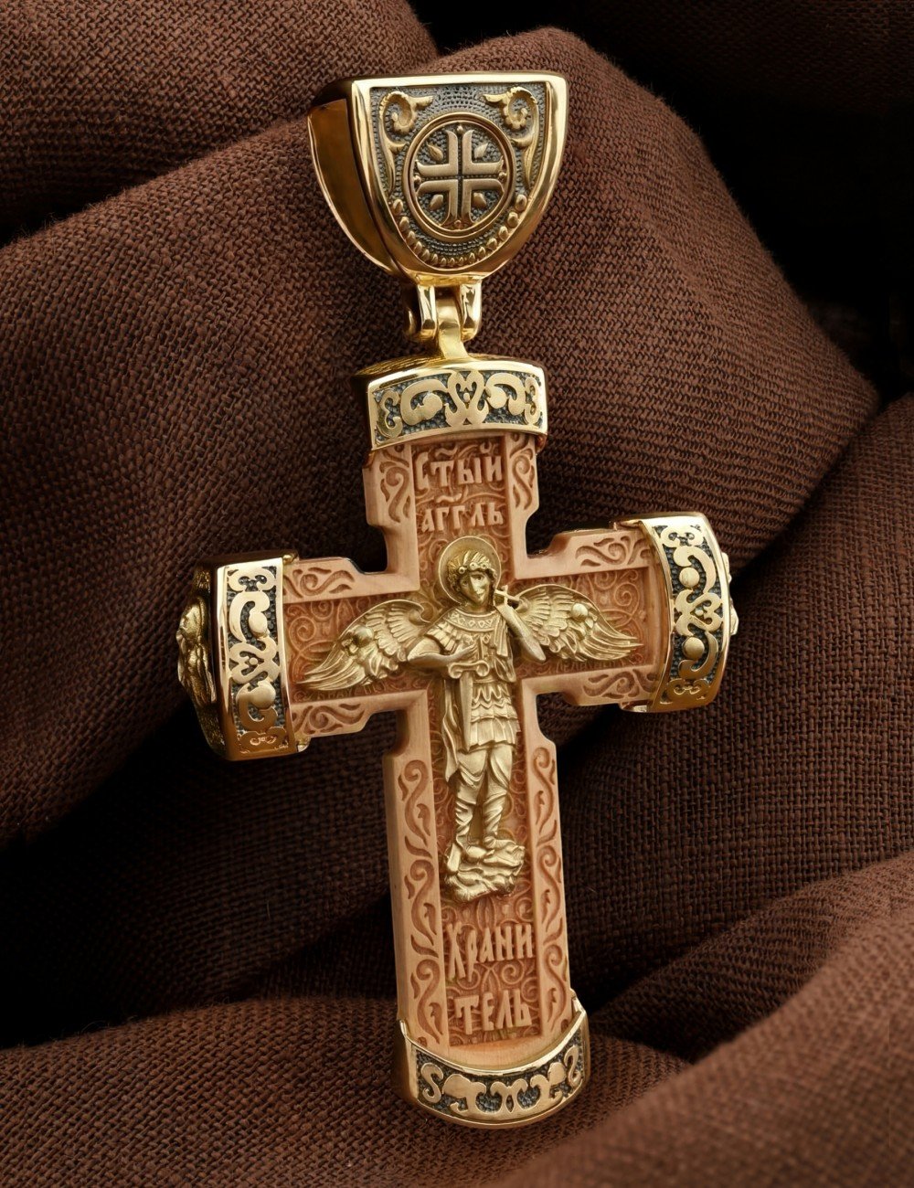 Крест из лимонного золота c деревом груши