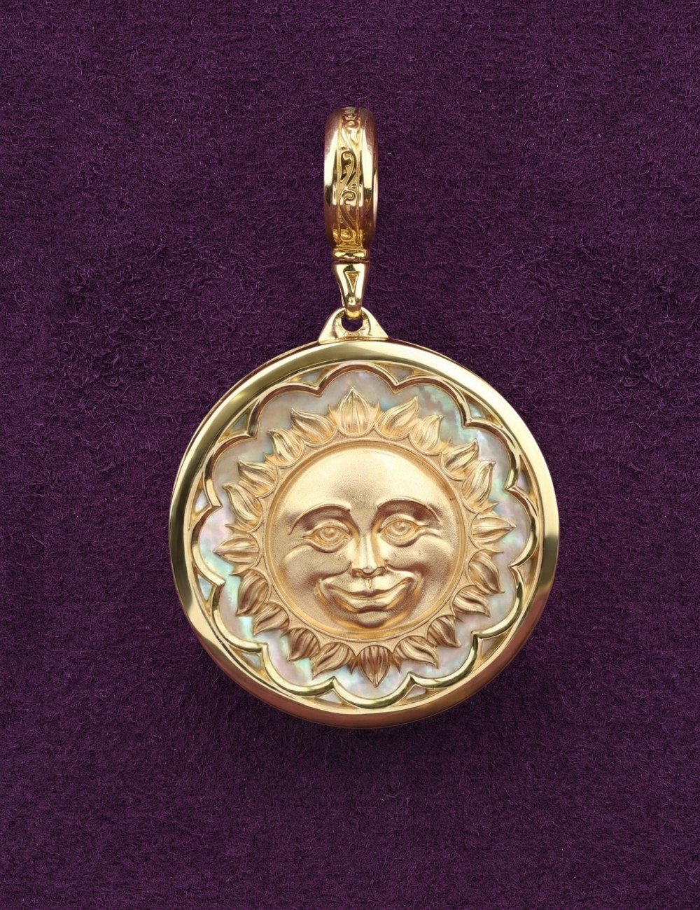 Подвеска из лимонного золота c ониксом и перламутром