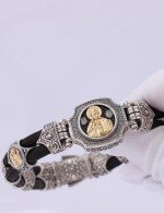 Браслет из серебра 925 пробы и золота 750 пробы c ониксом и шёлковым шнурком