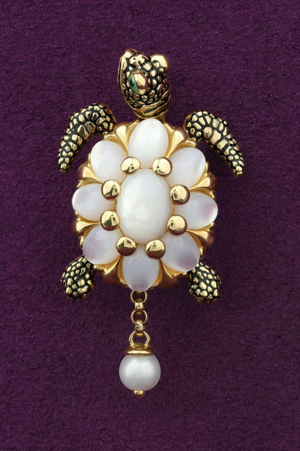 Подвеска из лимонного золота 585 пробы c эмалью, жемчугом и перламутром