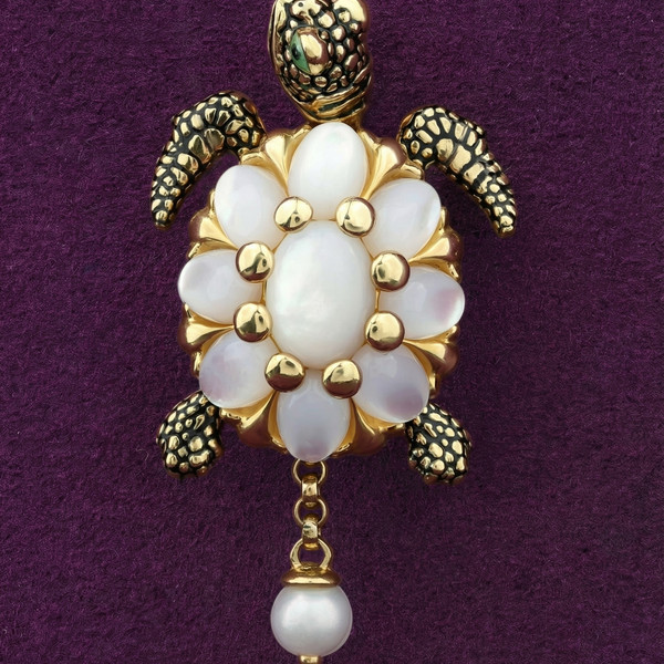 Подвеска из лимонного золота 585 пробы c эмалью, жемчугом и перламутром