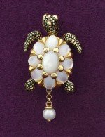 Подвеска из лимонного золота c эмалью, жемчугом и перламутром