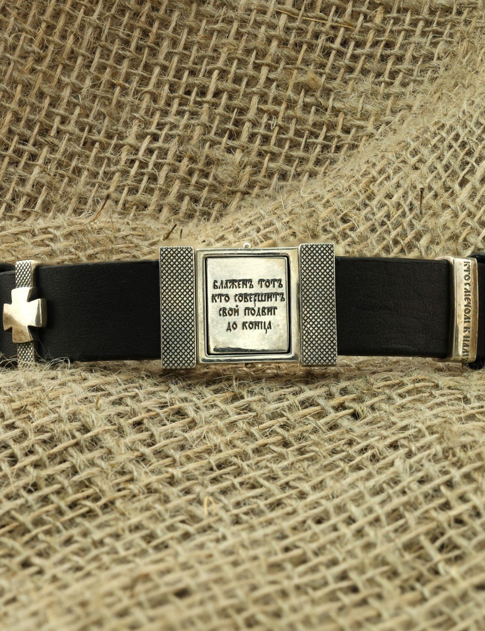 Браслет из серебра и золота c кожаным шнурком