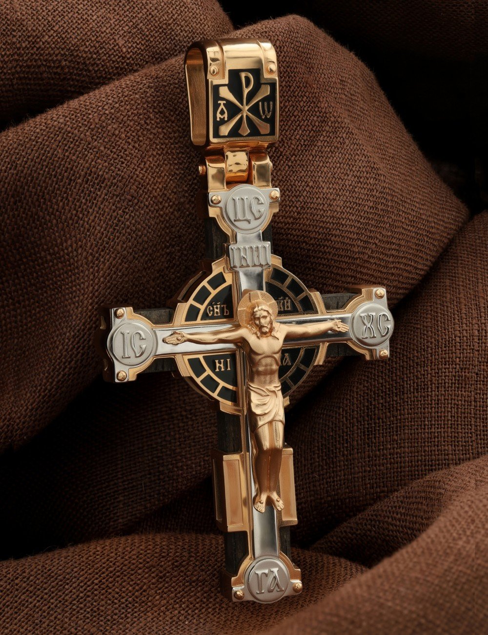 Крест из золота c эмалью и эбеновым деревом