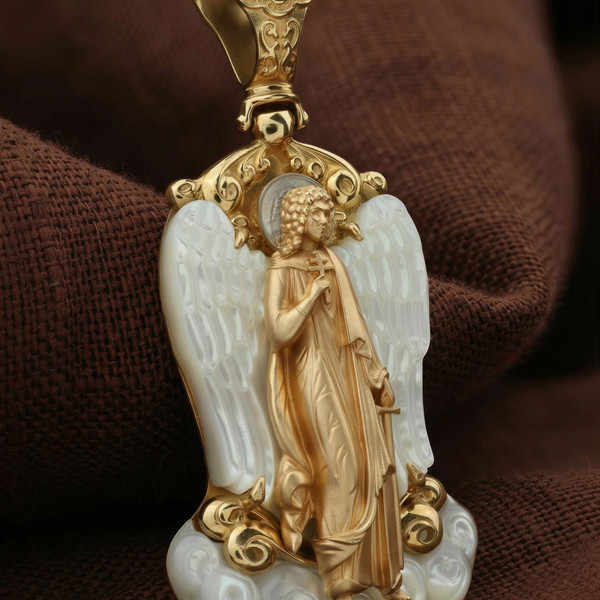 Нательная икона из лимонного золота 585 пробы c перламутром