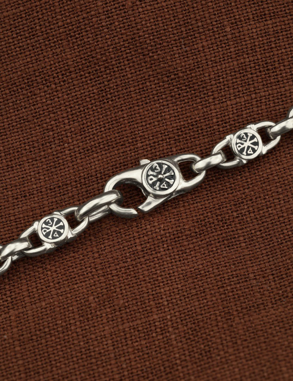 Цепь из белого золота c эмалью