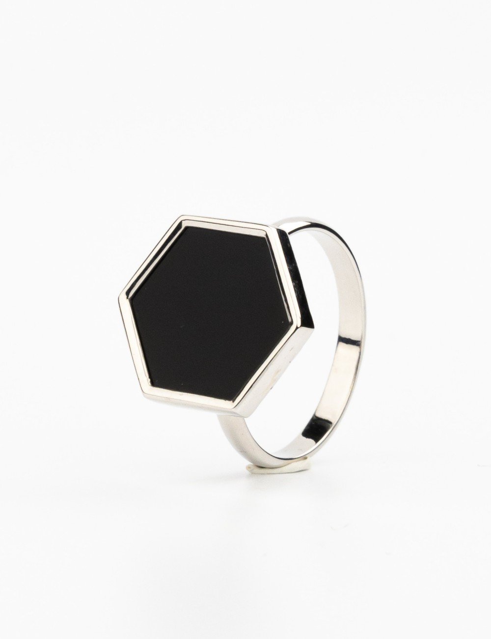 Кольцо из белого золота c ониксом