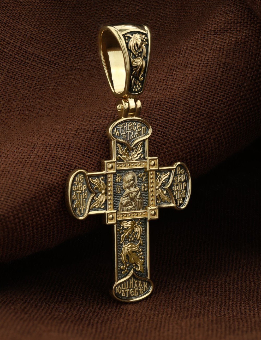 Крест из лимонного золота