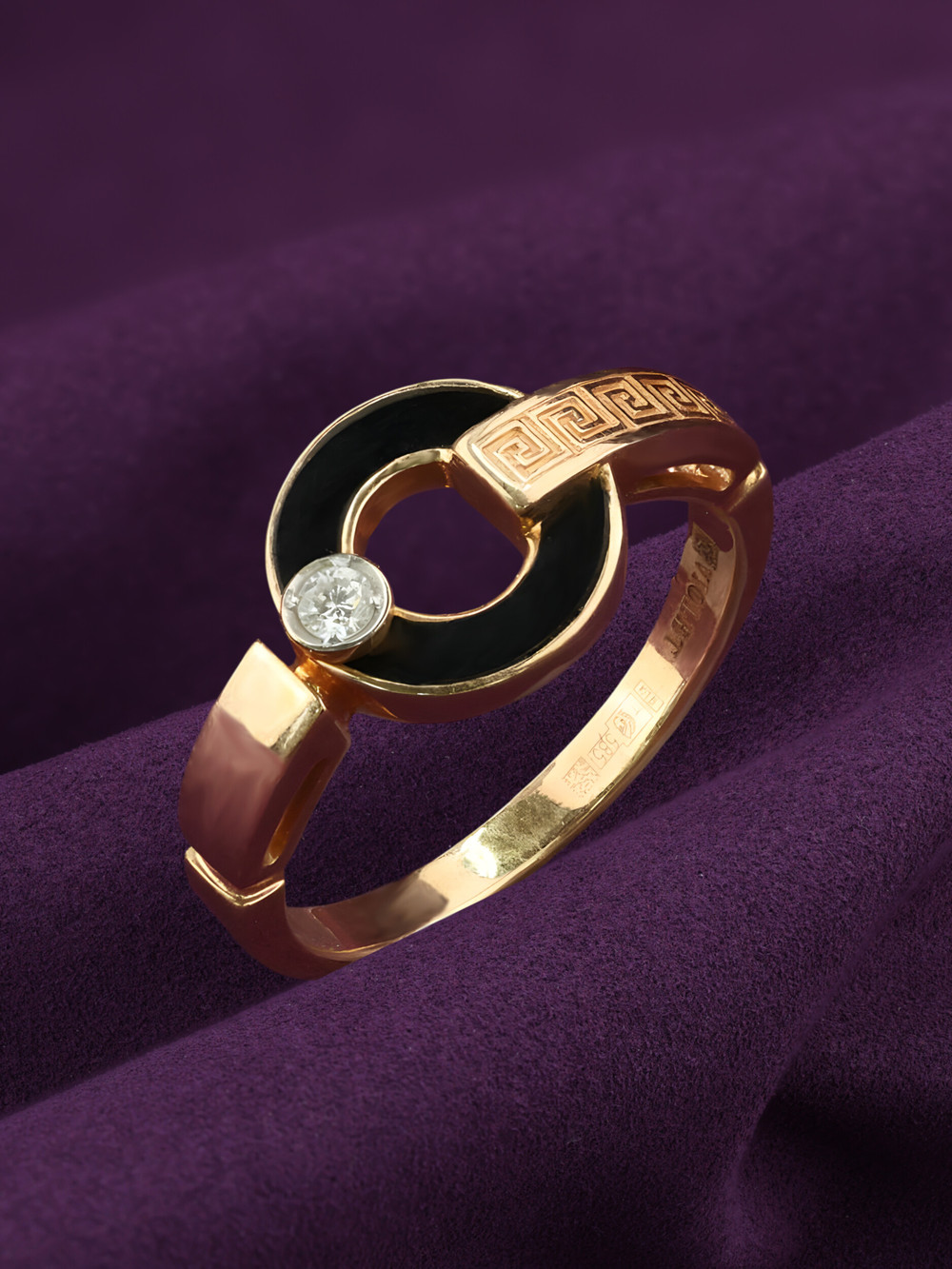 Кольцо из красного золота 585 пробы c бриллиантами и ониксом