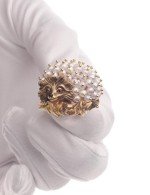 Брошь из лимонного золота c эмалью и жемчугом