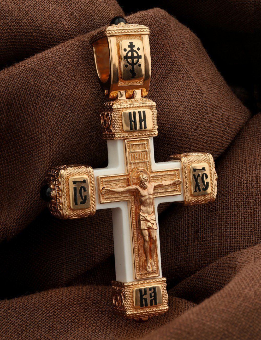 Крест из золота c эмалью, ониксом и бивнем мамонта