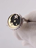 Кольцо из белого золота 585 пробы c бриллиантами, ониксом и перламутром